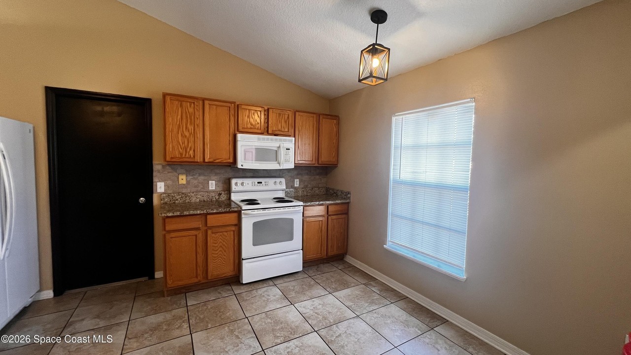 830 Schomer Ave Sw - Photo 4 of 19