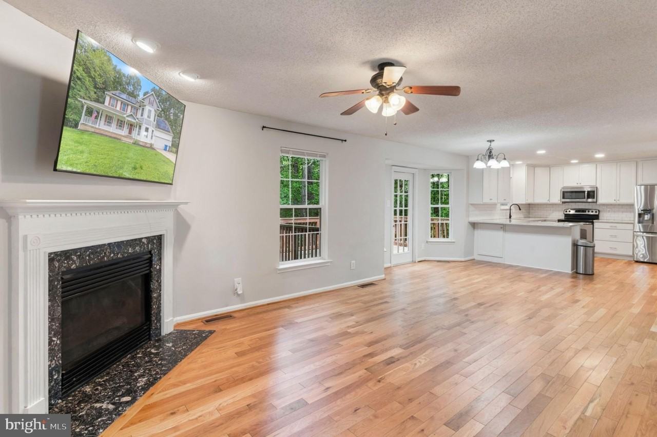 1313 Leicester Dr - Photo 4 of 21