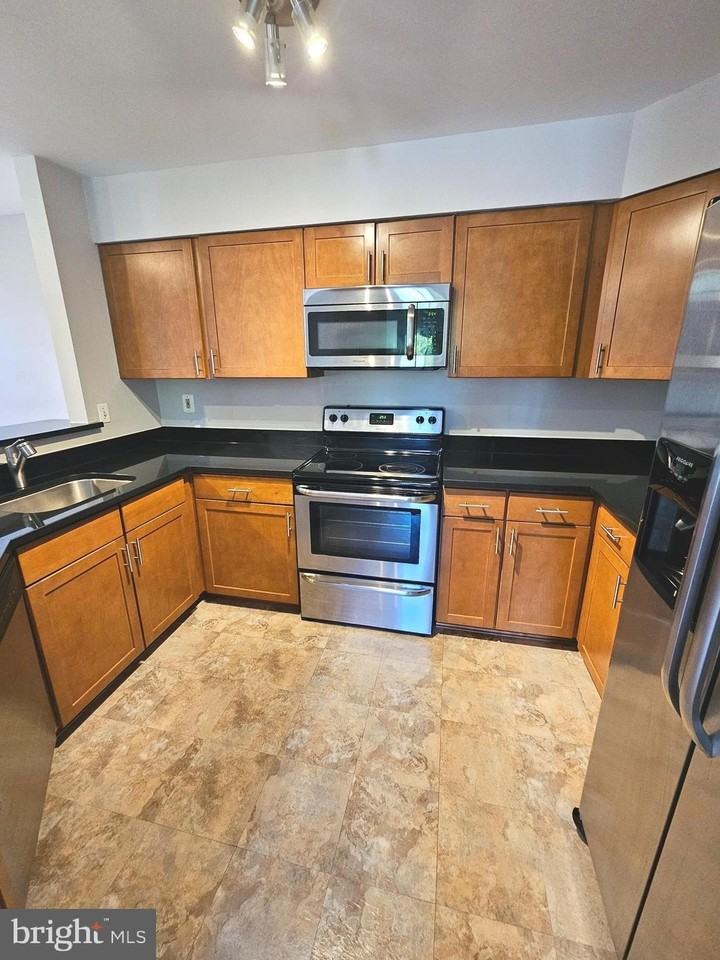 7928 Mayfair Cir #7928 - Photo 4 of 16