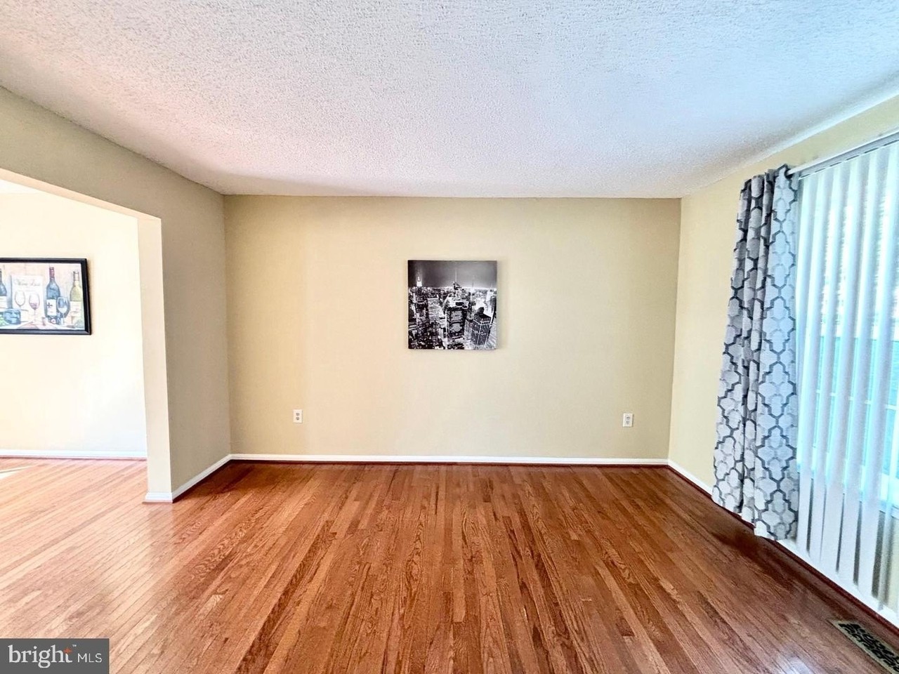 723 Saint Michaels Dr - Photo 2 of 47