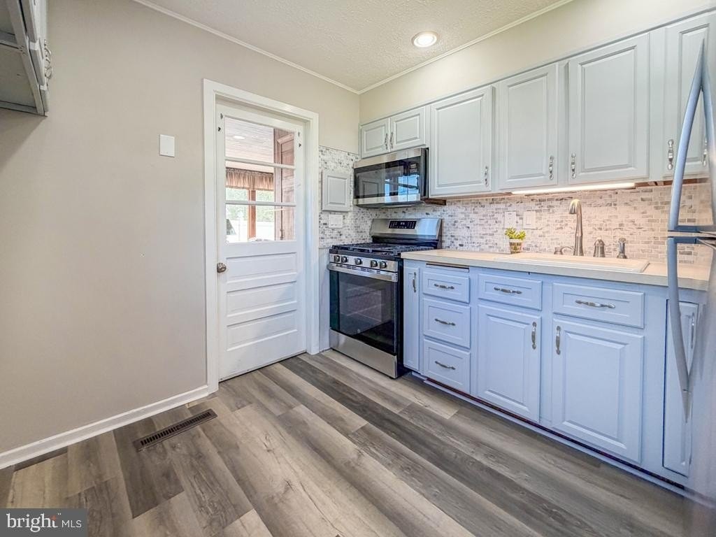 15 Carlisle Cir - Photo 3 of 32
