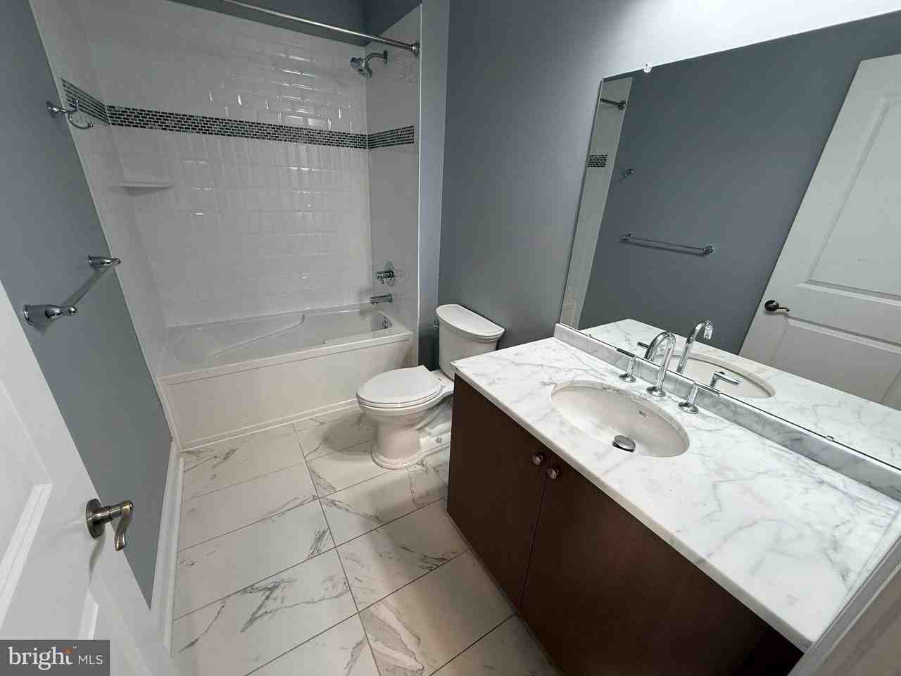 200 N Sycamore St #2H - Photo 4 of 11