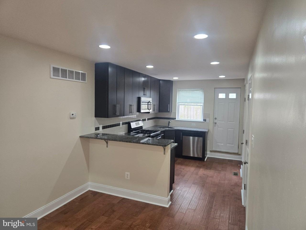 1338 S Bancroft St - Photo 3 of 16