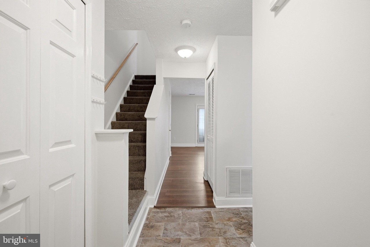127 Georgetowne Ct - Photo 2 of 34