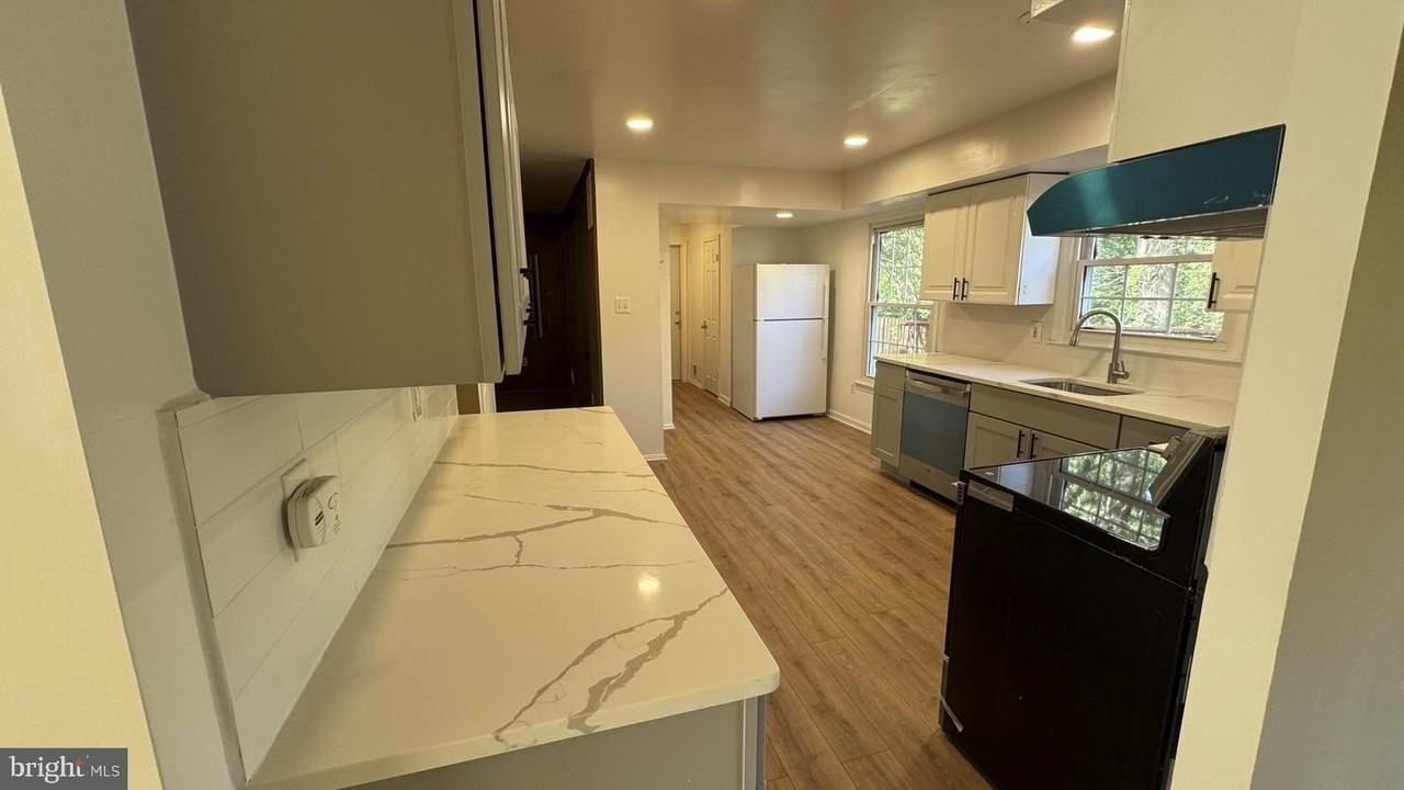 6221 Garretson St - Photo 5 of 42