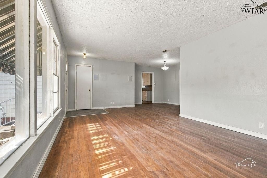 1566 Carol Ln - Photo 4 of 31