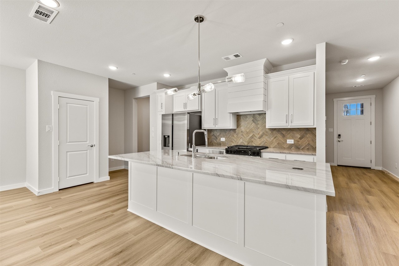 604 Nolan Ln - Photo 6 of 39