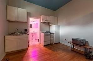 1037 N Rampart St - Photo 3 of 8