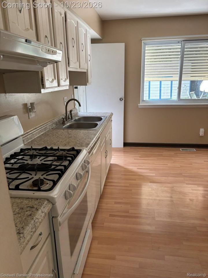 5804 Sunset Trl - Photo 3 of 10