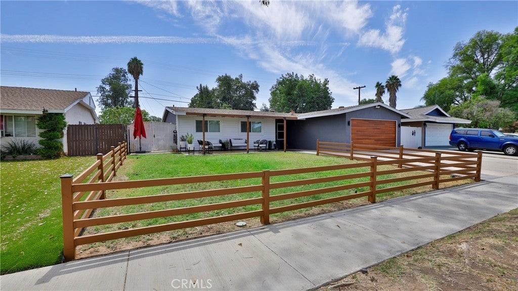 10068 Fox St - Photo 2 of 42