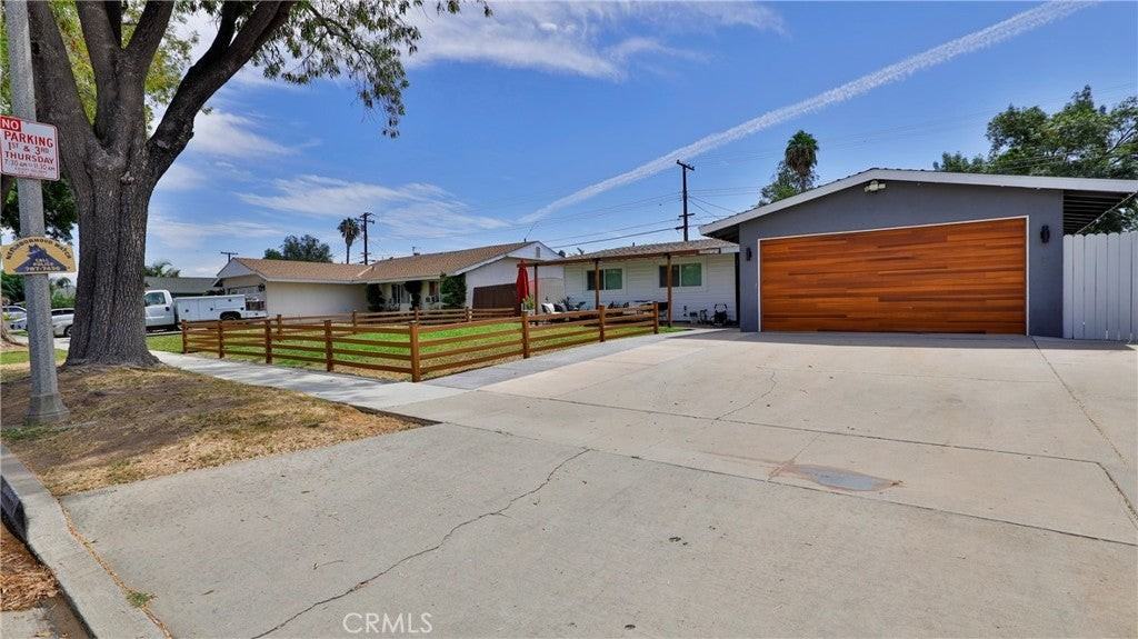 10068 Fox St - Photo 3 of 42
