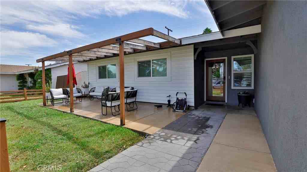 10068 Fox St - Photo 4 of 42