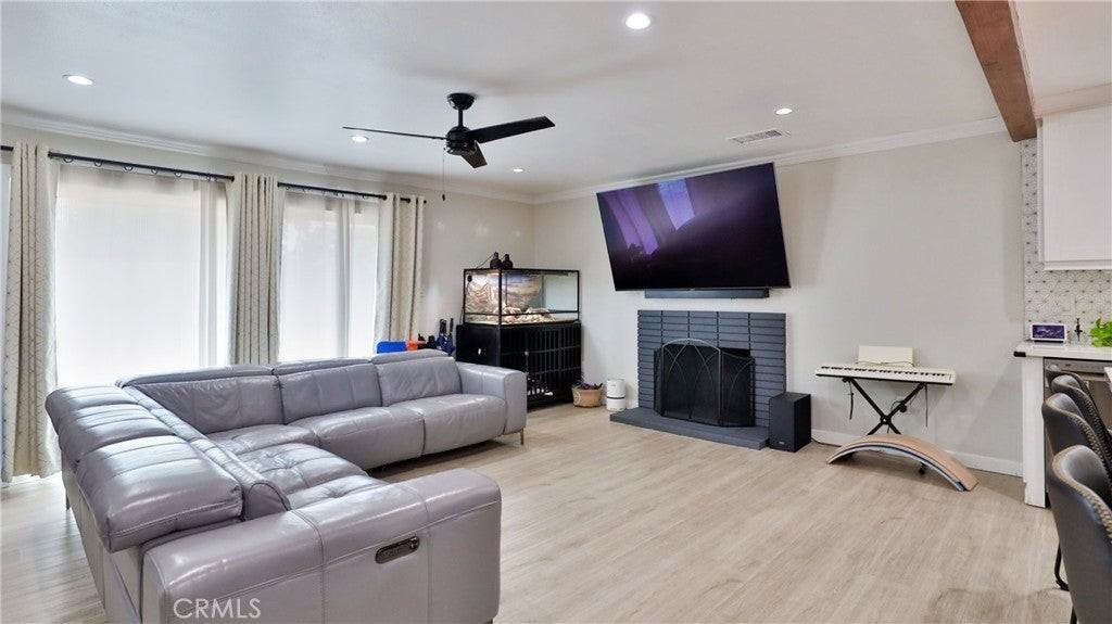 10068 Fox St - Photo 7 of 42