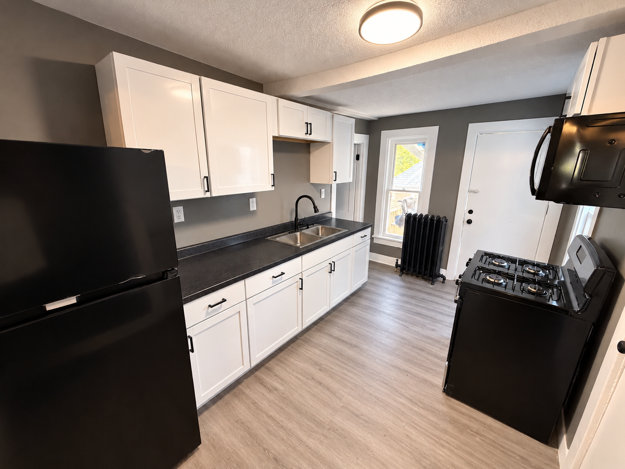1431 9th St - Photo 3 of 12