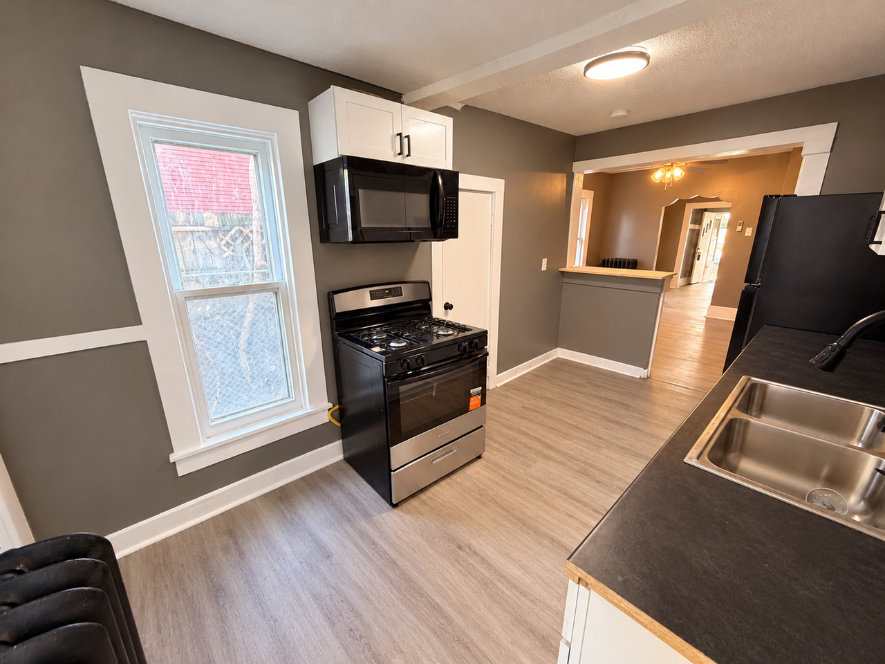 1431 9th St - Photo 4 of 12