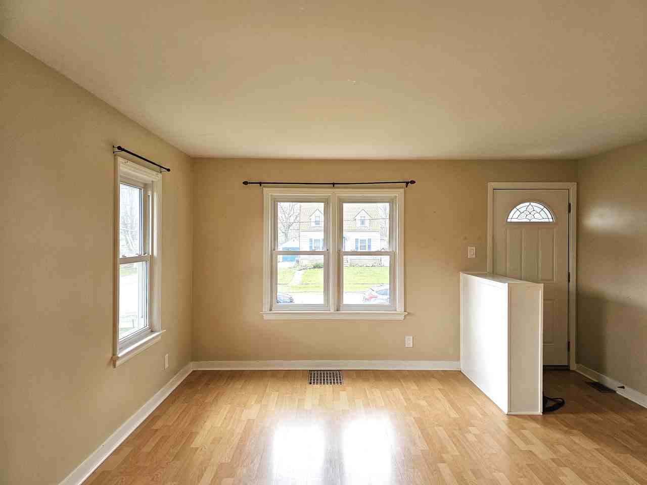 105 Linwood Ave - Photo 5 of 16
