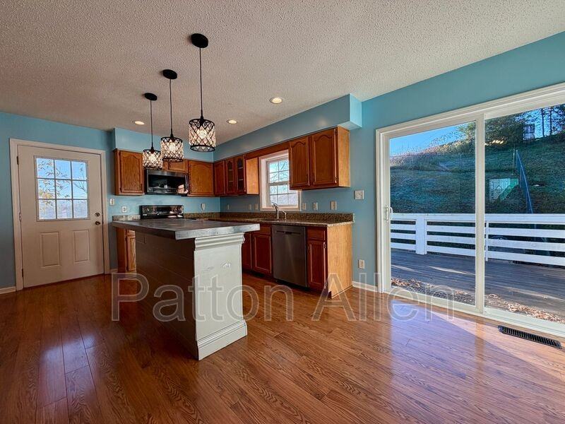 271 Breton Ridge Rd - Photo 4 of 37
