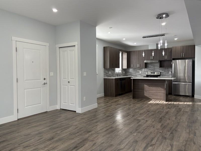 1001 Stockwell Ave #3 - Photo 4 of 22