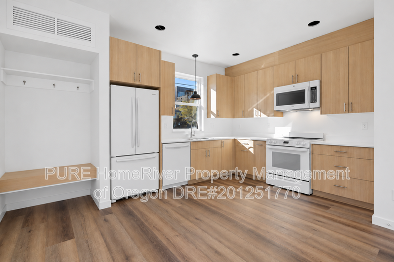 2981 Ne Emerson St - Photo 7 of 20