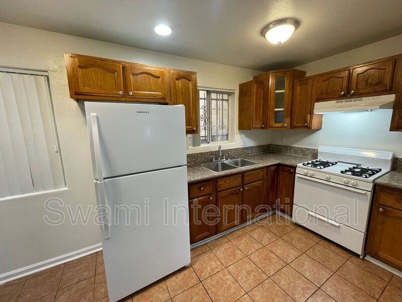 9402 S Main St - Photo 2 of 30