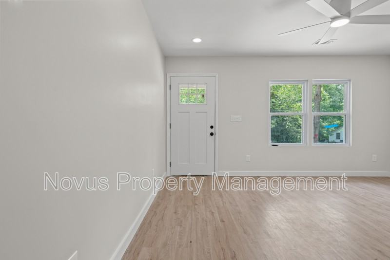 320 Adamson Ave - Photo 5 of 21