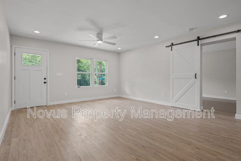 320 Adamson Ave - Photo 6 of 21