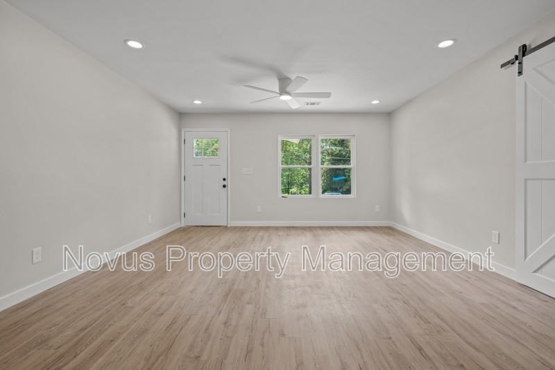 320 Adamson Ave - Photo 7 of 21
