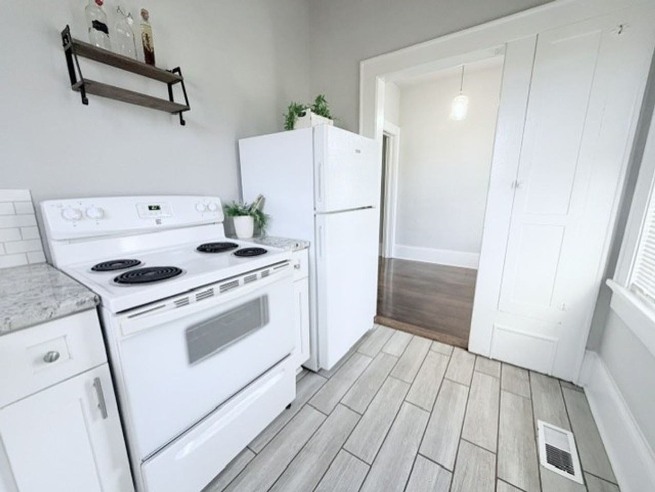 1817 Thomas Ave - Photo 2 of 8
