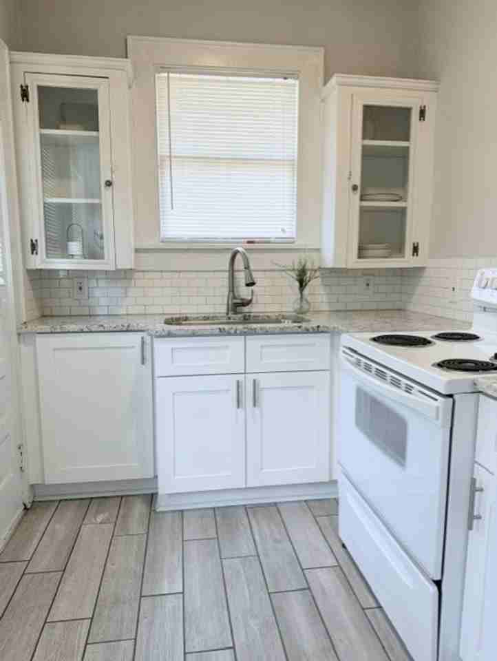 1817 Thomas Ave - Photo 3 of 8