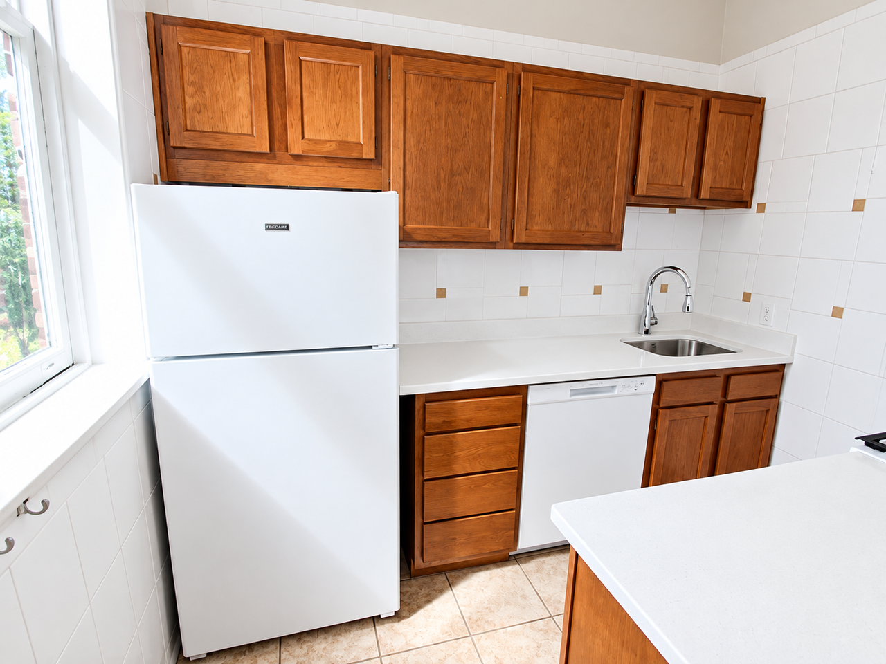ELLSWORTH AVE-5533 -- 144 - Photo 5 of 9