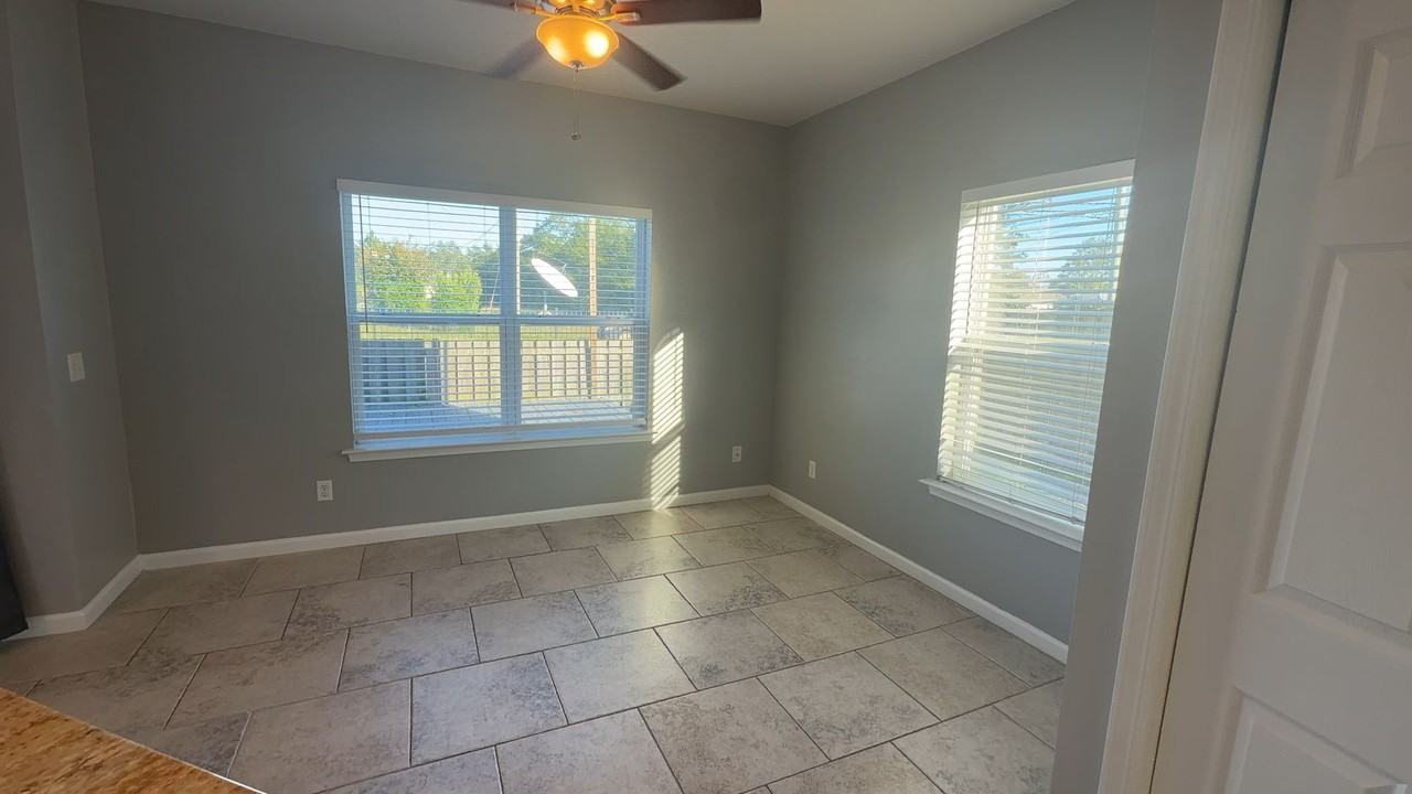 2414 Astrid Ln - Photo 4 of 14