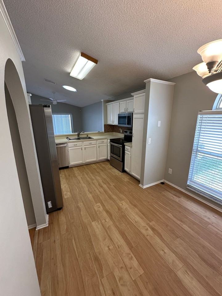 634 Queensbridge Dr - Photo 4 of 12