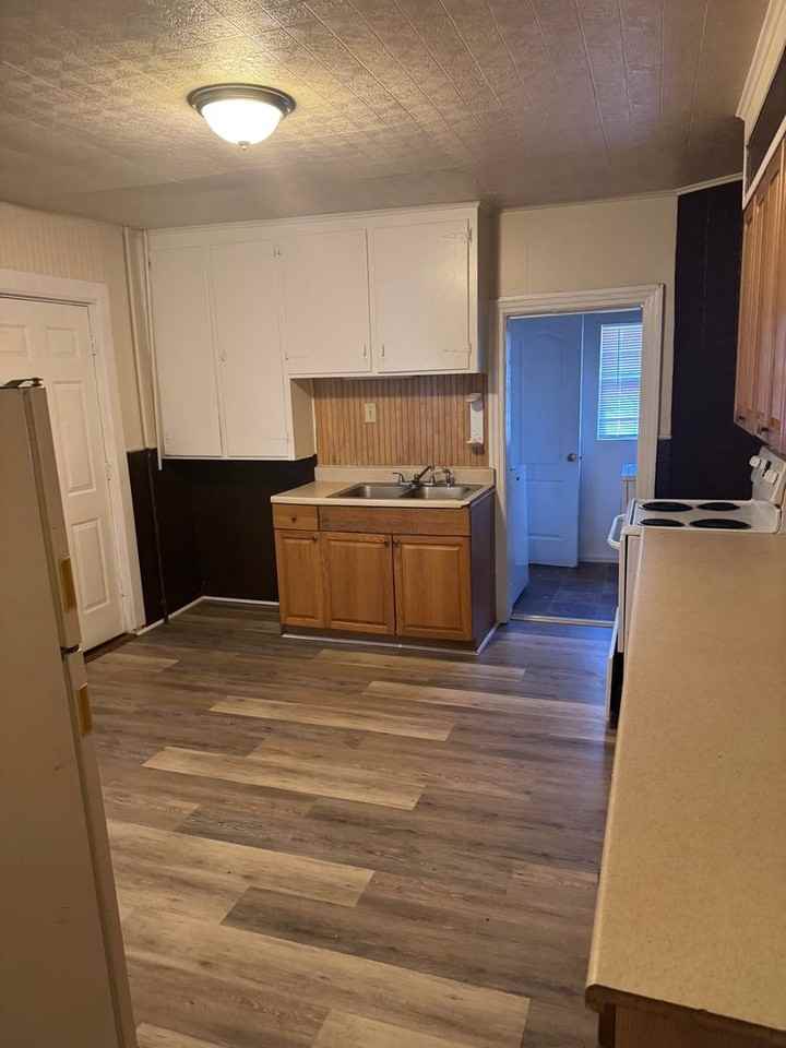 725 Winchester Ave - Photo 3 of 30