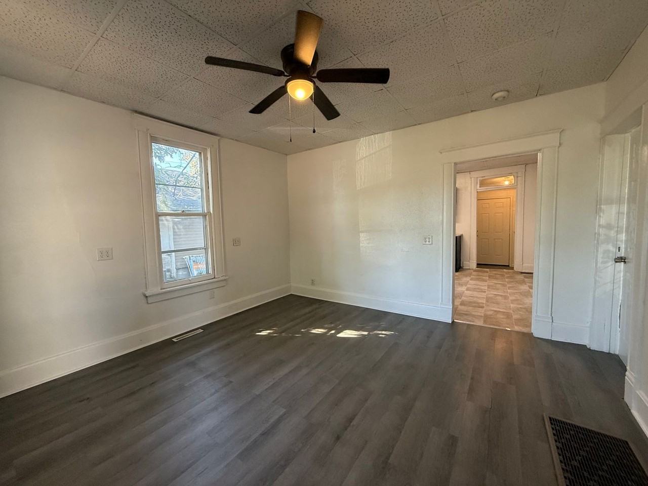 1617 N Lyon Ave - Photo 2 of 7