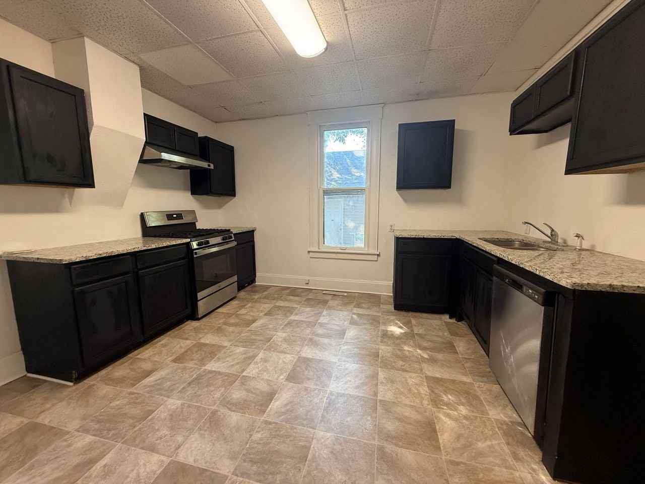 1617 N Lyon Ave - Photo 3 of 7