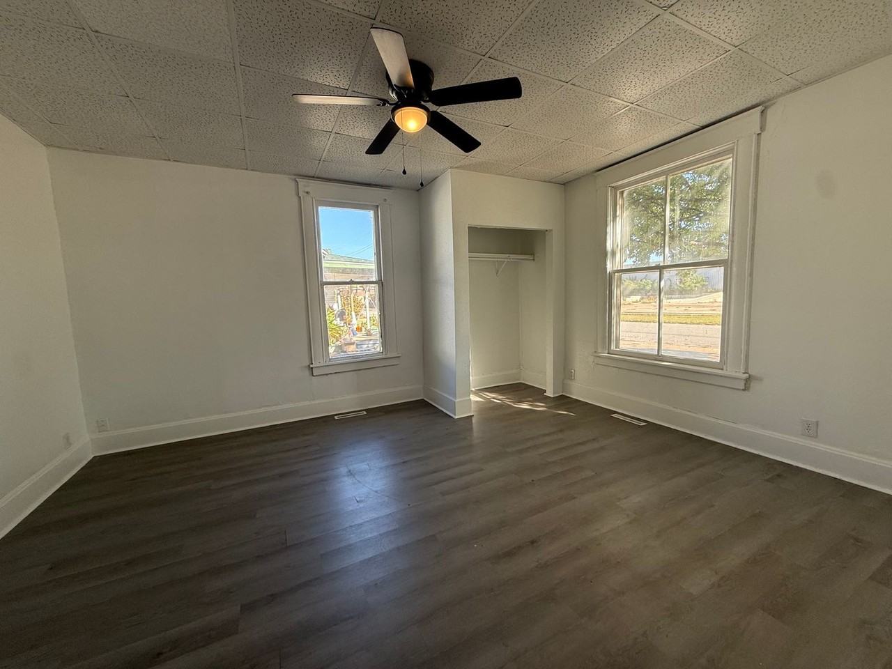 1617 N Lyon Ave - Photo 4 of 7