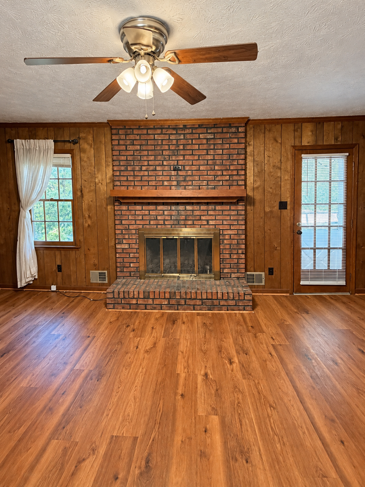 2545 Springdale Dr - Photo 2 of 13