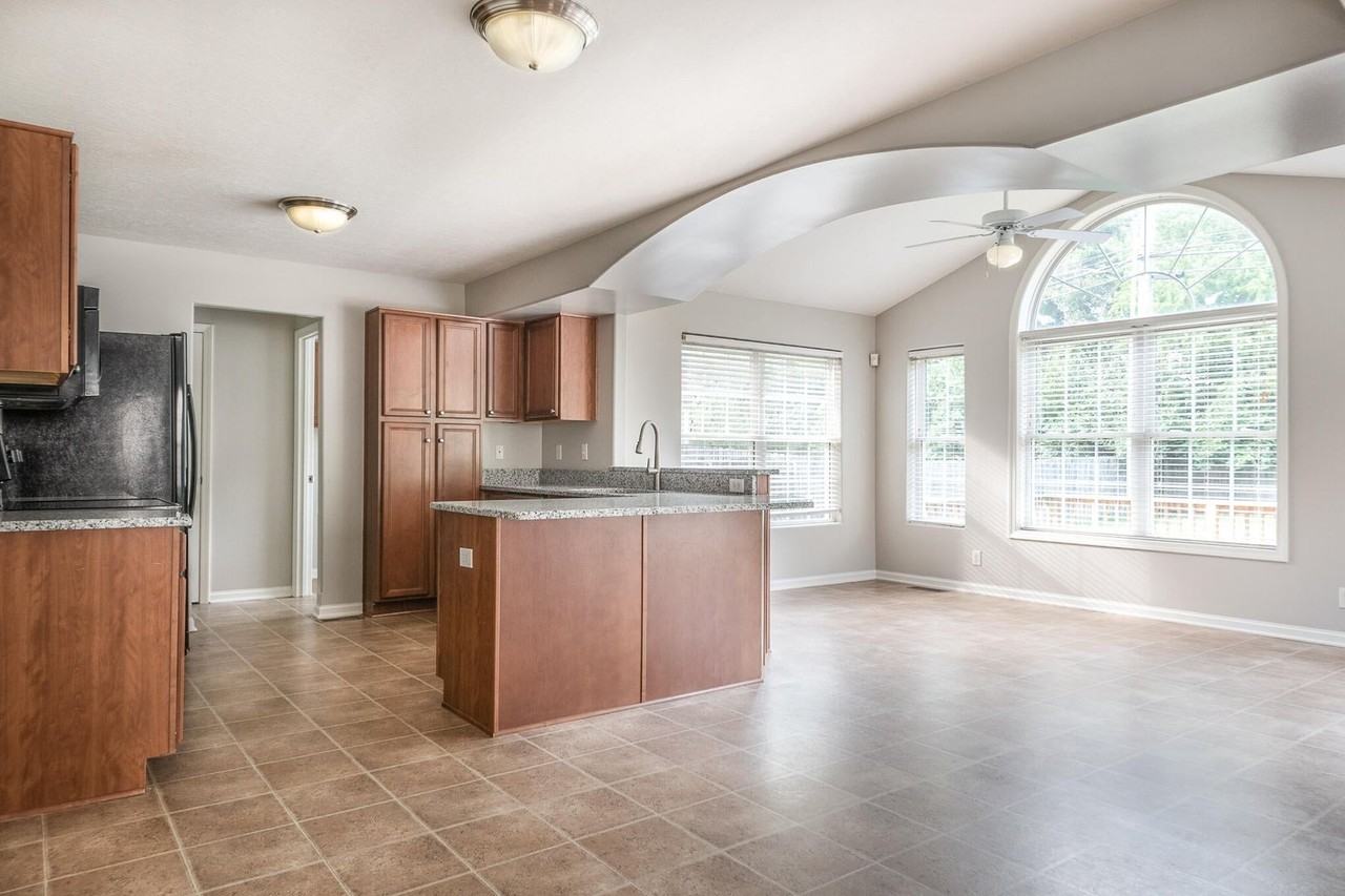 2045 Drummond Dr - Photo 4 of 18