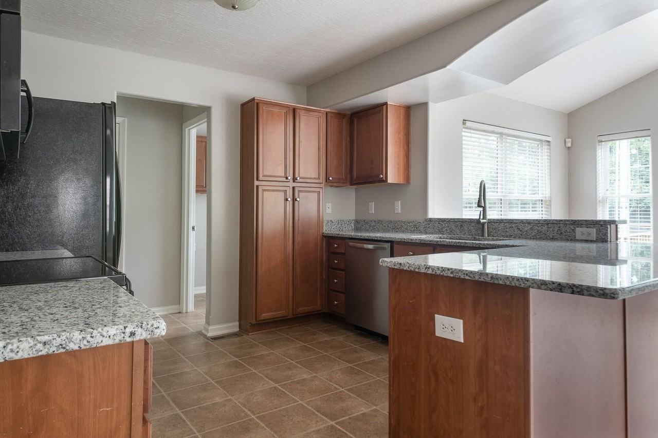 2045 Drummond Dr - Photo 7 of 18