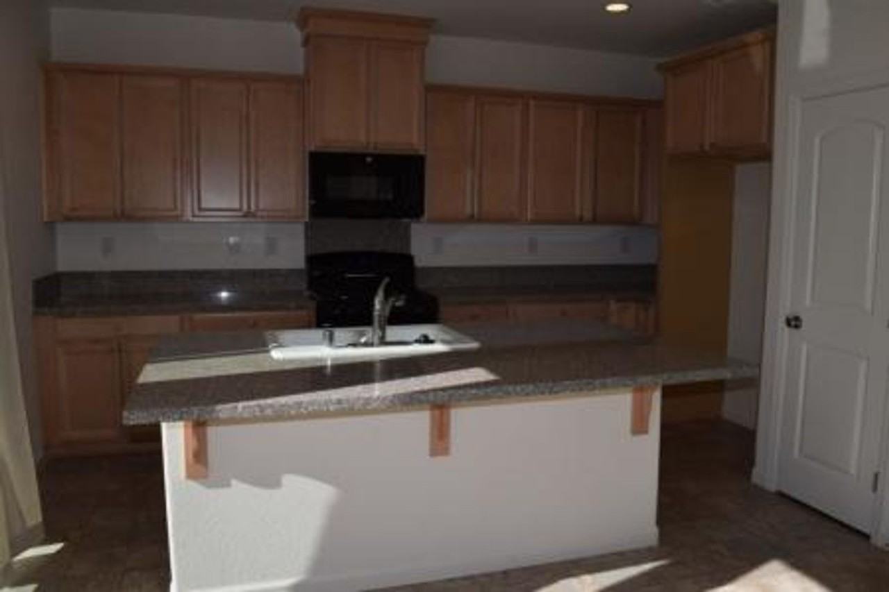 9081 Hourglass Cir - Photo 4 of 22