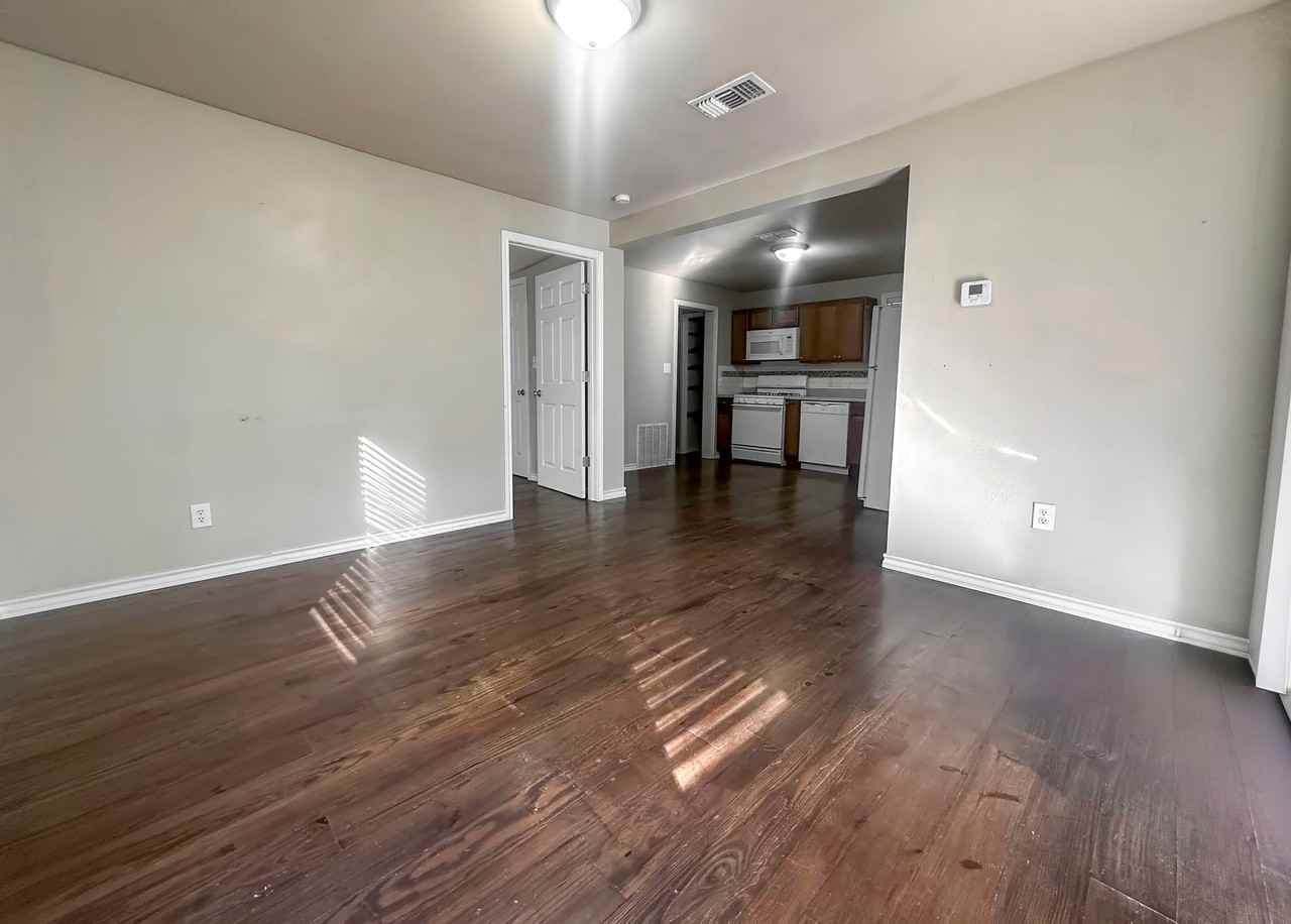 3109 Pecan St - Photo 4 of 9