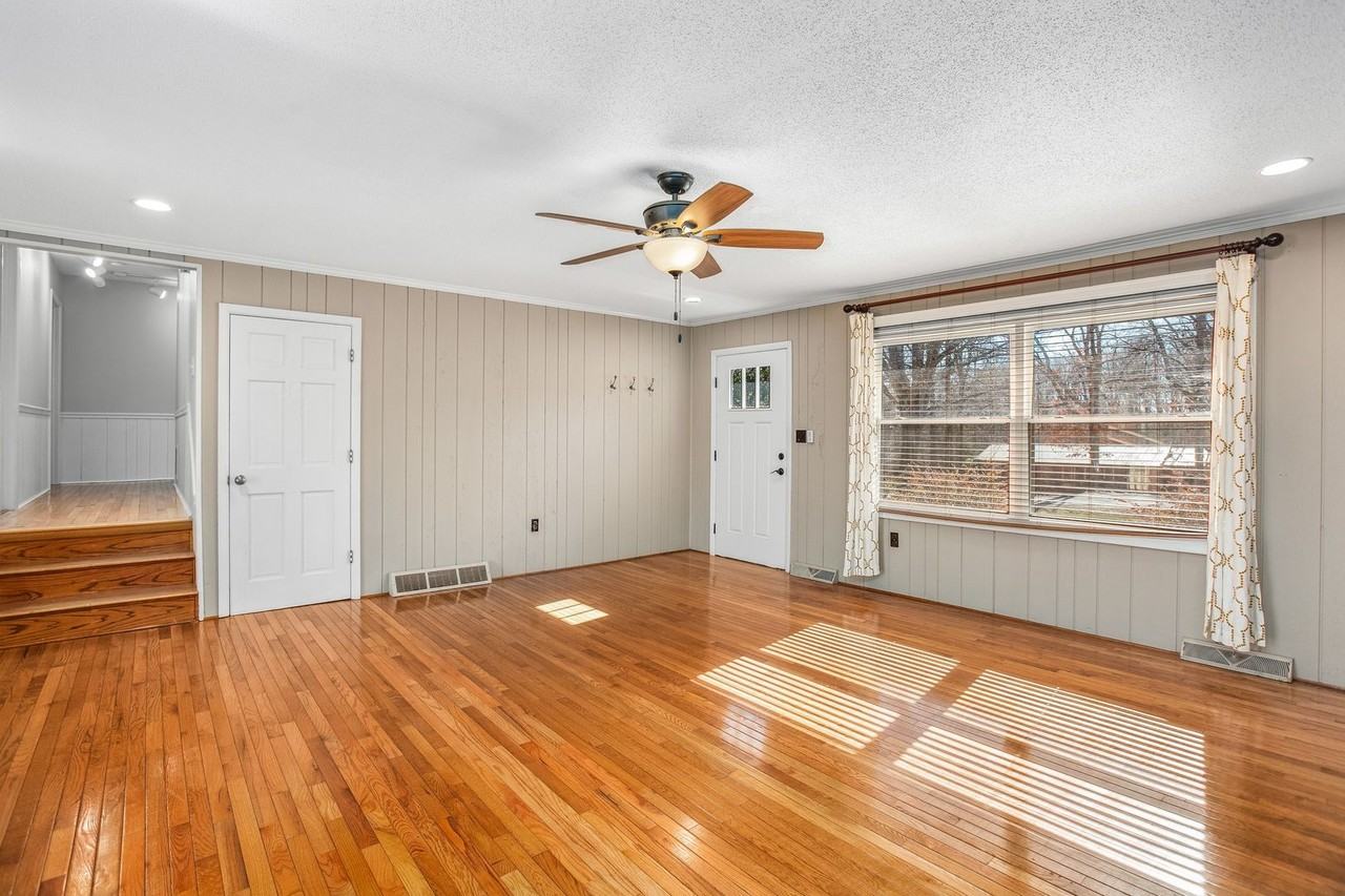 533 Brentwood Rd - Photo 2 of 15