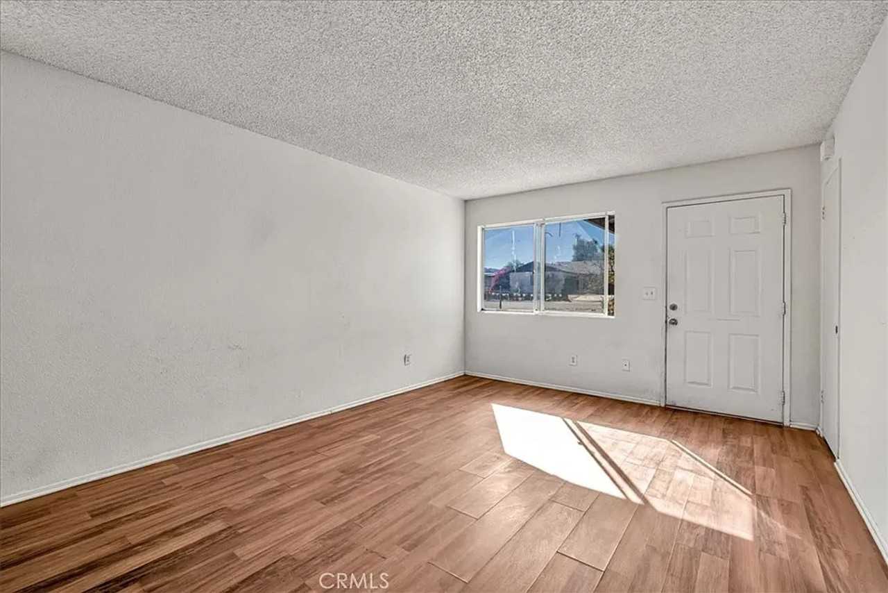 6211 Daisy Ave - Photo 3 of 15