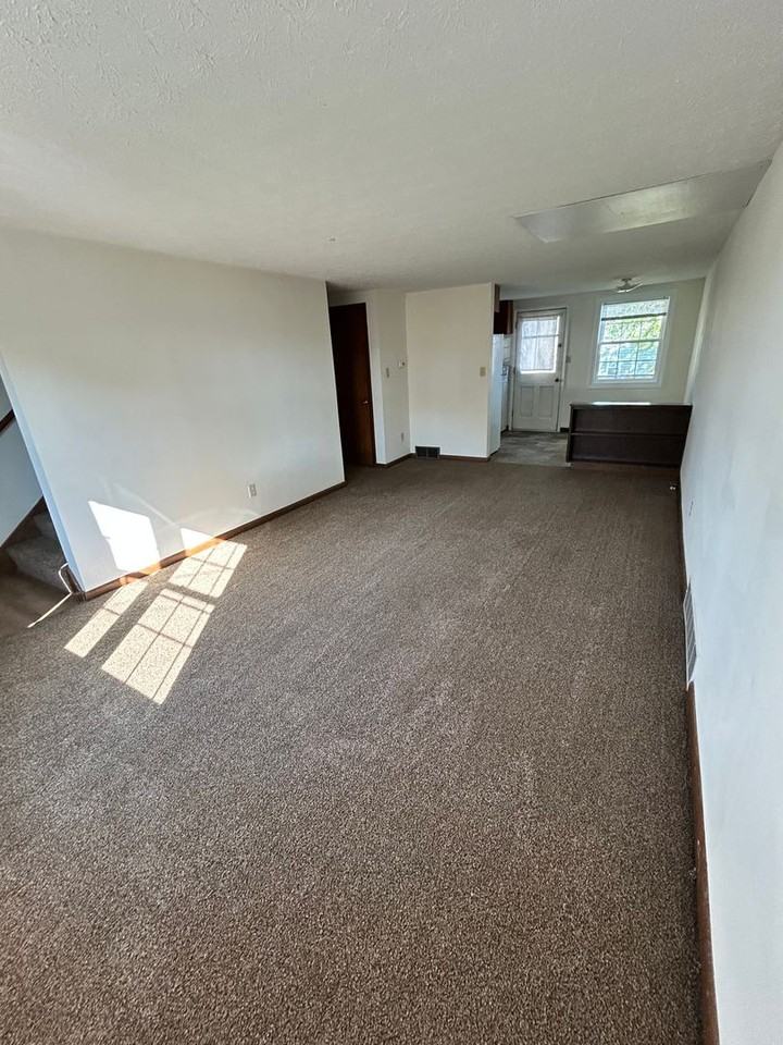 1099 Stratford St - Photo 2 of 15