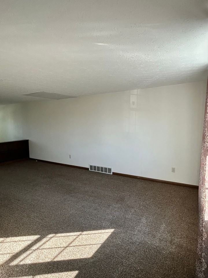1099 Stratford St - Photo 3 of 15