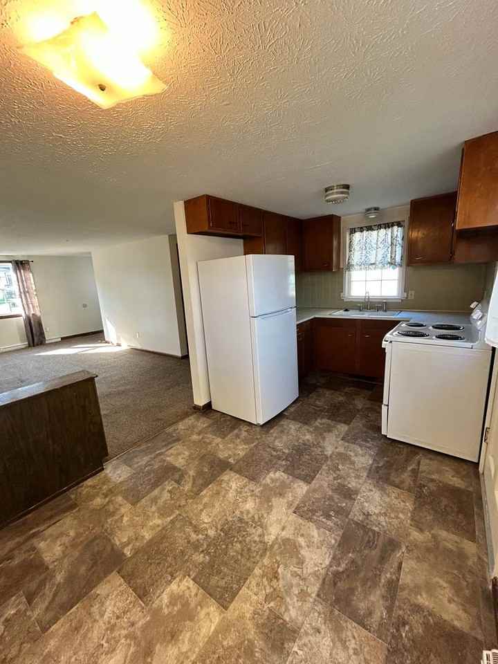 1099 Stratford St - Photo 4 of 15