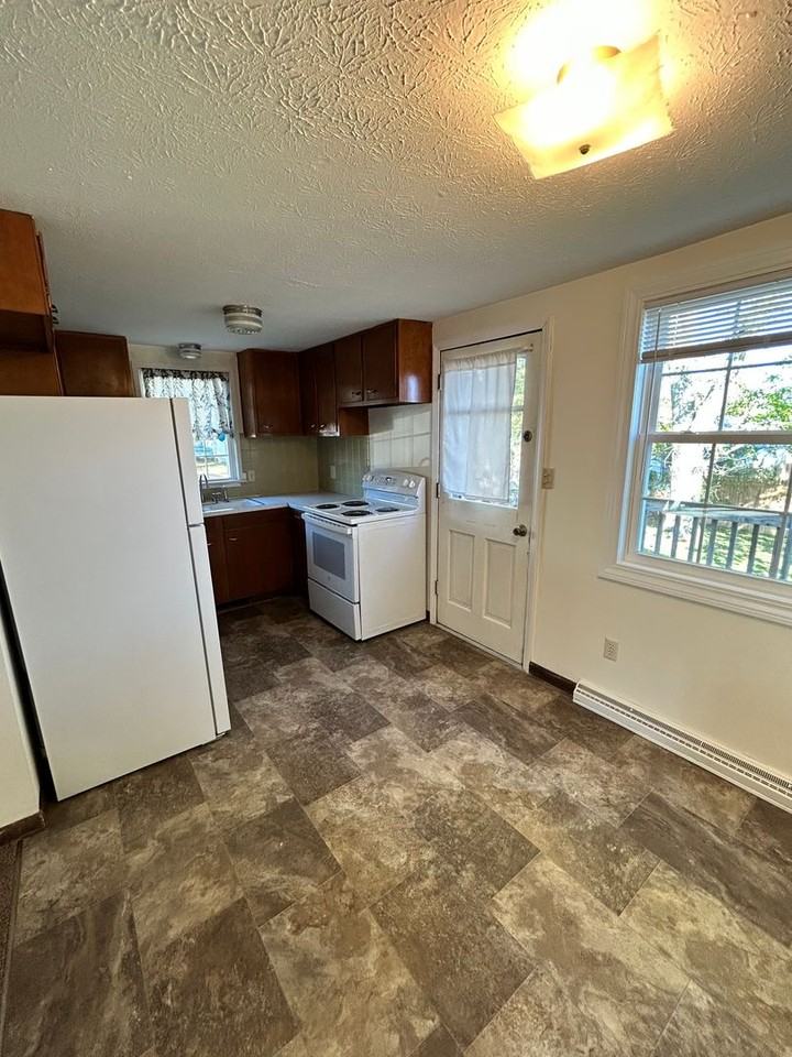 1099 Stratford St - Photo 5 of 15