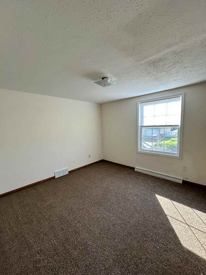 1099 Stratford St - Photo 6 of 15