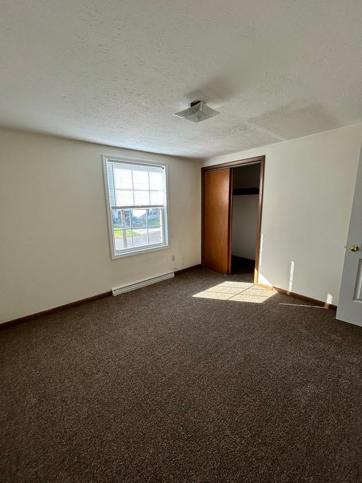 1099 Stratford St - Photo 7 of 15
