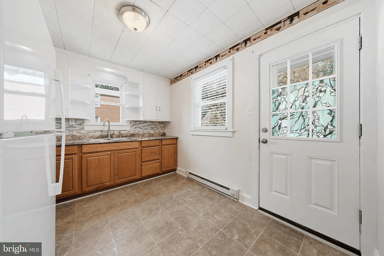 624 Military Road - Photo 5 of 8